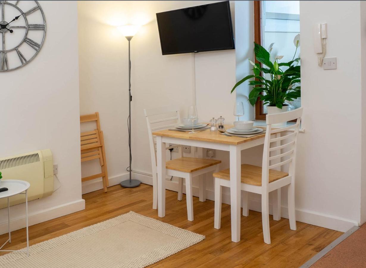 Vibrant City Centre - King Bed, Entire Apartment CBG エクステリア 写真