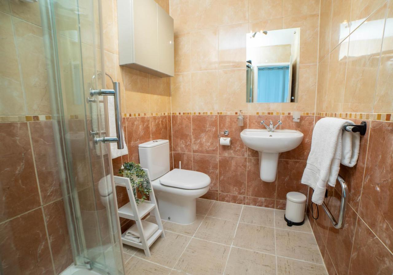 Vibrant City Centre - King Bed, Entire Apartment CBG エクステリア 写真